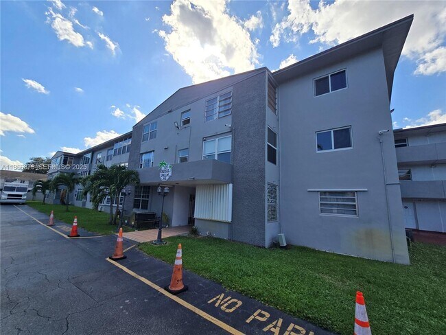 Foto del edificio - 120 ROYAL PALM Rd