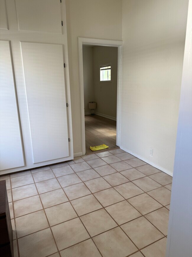 Vista de la cocina hacia una de las habitaciones. - 305 Emerald St