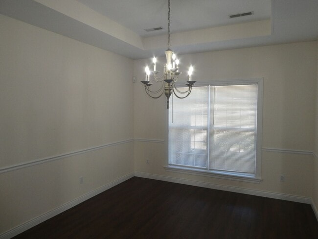 Building Photo - 4 Bedroom 3 Bath Home