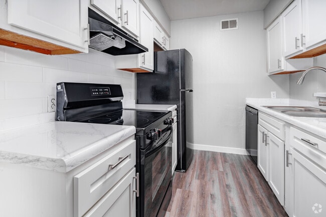 2BR, 2BA - 907SF - Kitchen - Timbers Edge