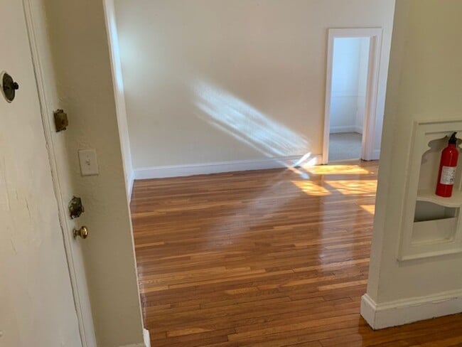 Building Photo - Charming, Sunny High Floor Flat Renovated kitchen Dishwasher, Very spacious, Ht Hw Inc NO FEE