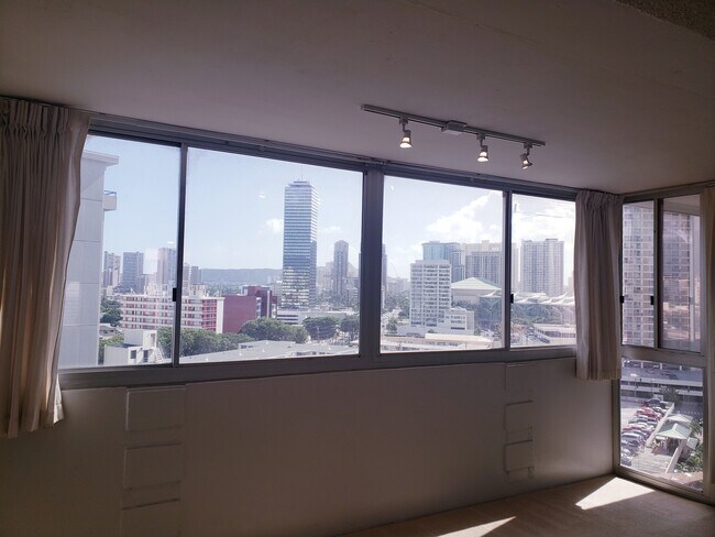 LR View - 1624 Kanunu St