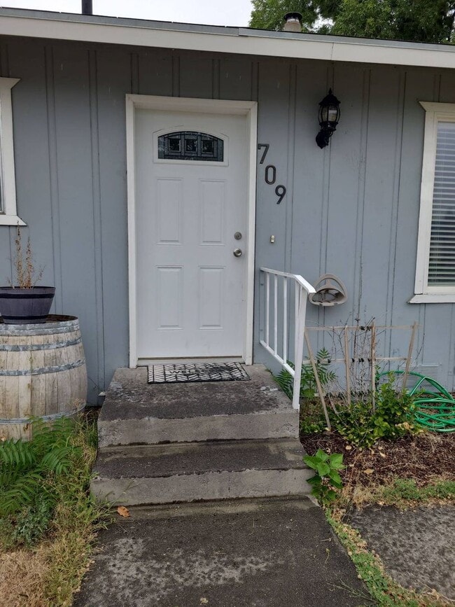 Building Photo - 709 S Catalpa St