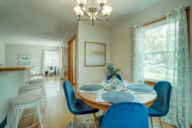 Foto del edificio - 3733 Hillcrest Dr