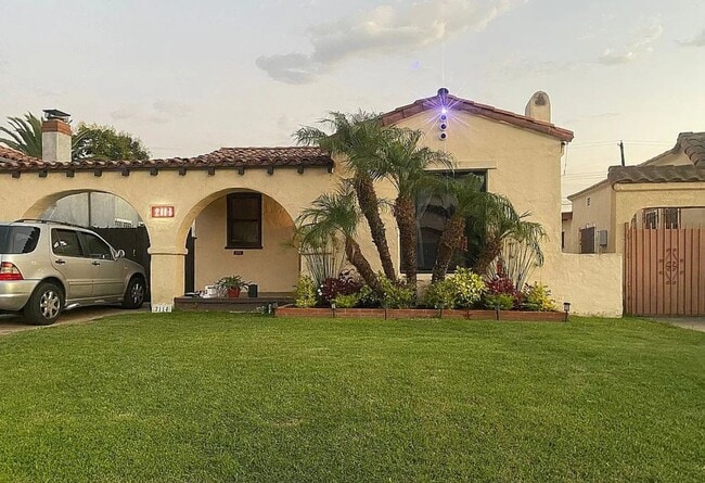Building Photo - Luxury Meets Convenience