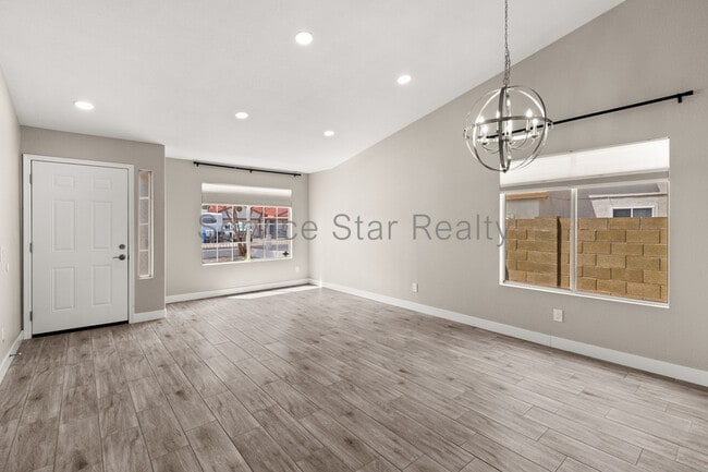 Foto del edificio - 1408 E Carson Rd