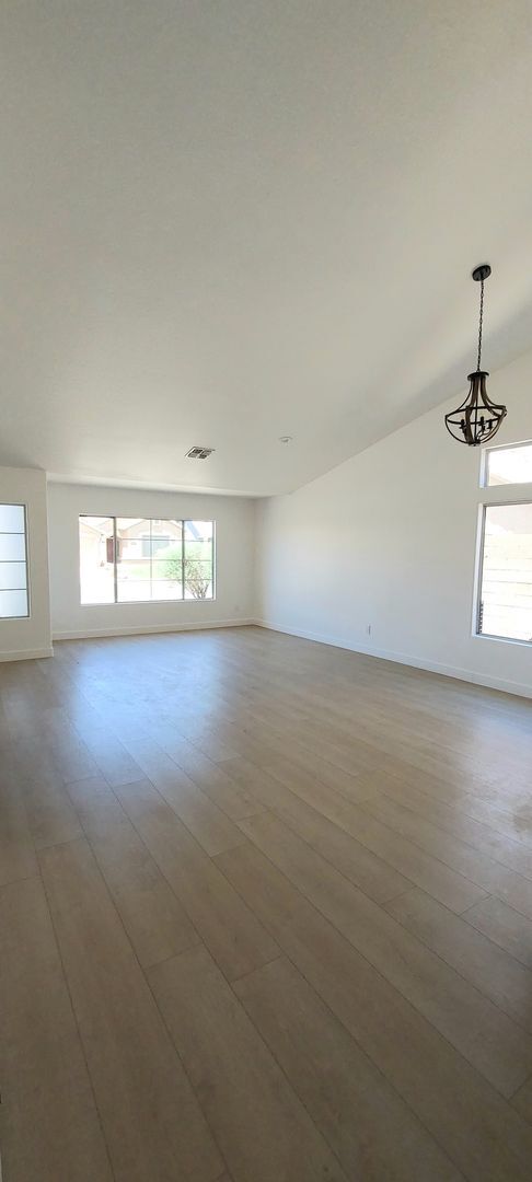 Building Photo - *JUST REMODELED* DONT MISS OUT ON THIS 4 BEDROOM 2 BATH ** PRIME CHANDLER LOCATION