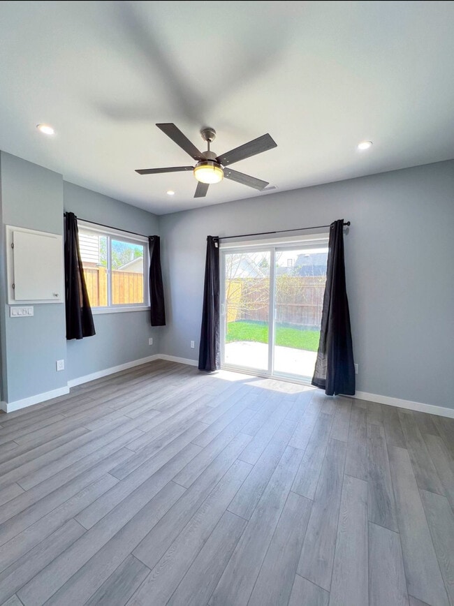 Building Photo - Apt C-Apt C-95 Leaside Drive Welland Ontario L3C 7B3