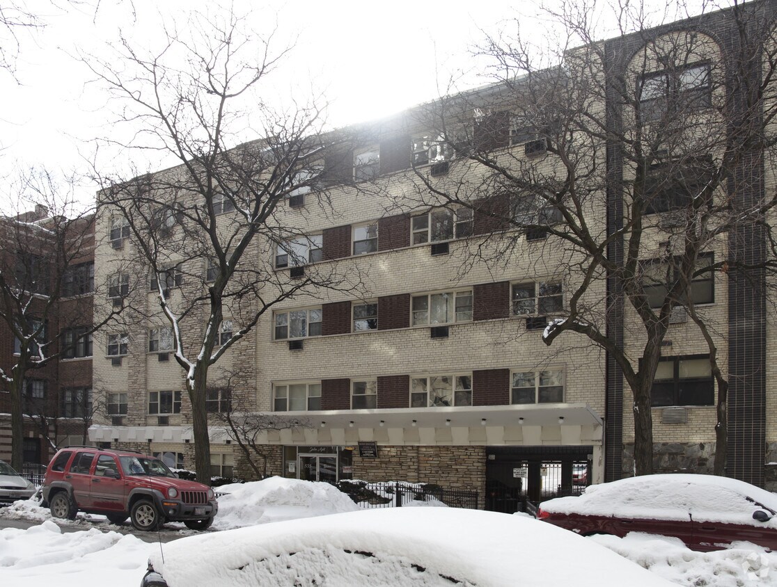 Building Photo - 535 W Briar Pl