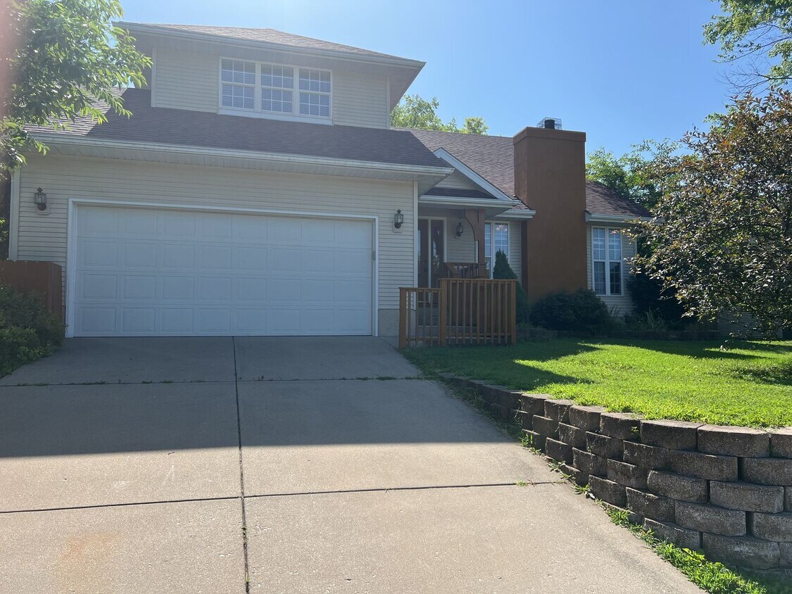 Foto principal - 4 Bedroom Home in SE Springfield!