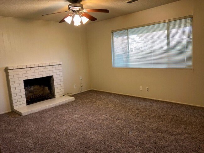 Building Photo - Beautiful & Clean Home in Orangevale
