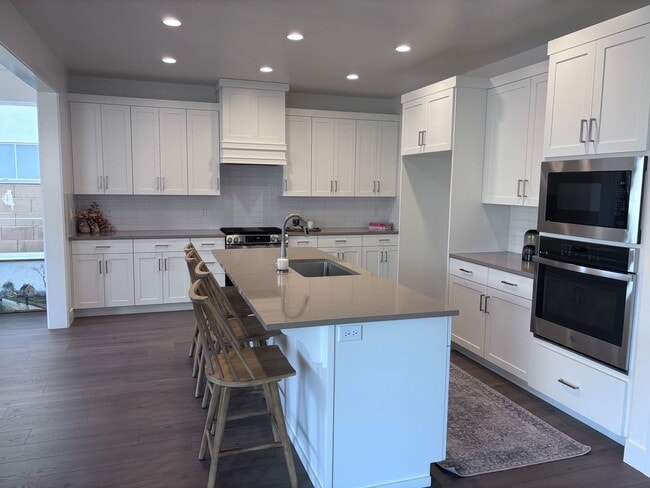 Building Photo - Beautiful New Home with access to community pool