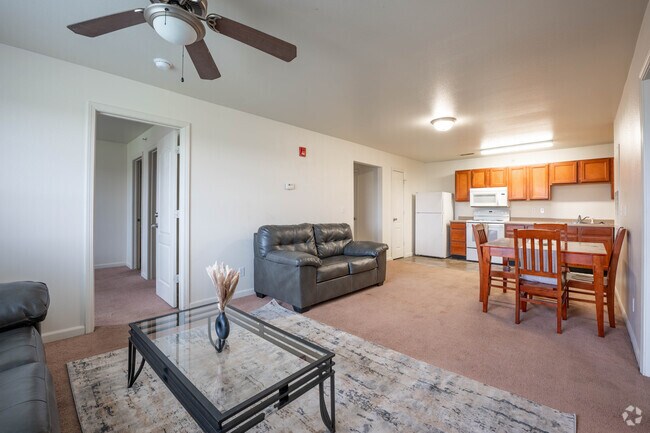 3BR, 3BA - 650SF - Sala de estar - Campus Pointe Apartments