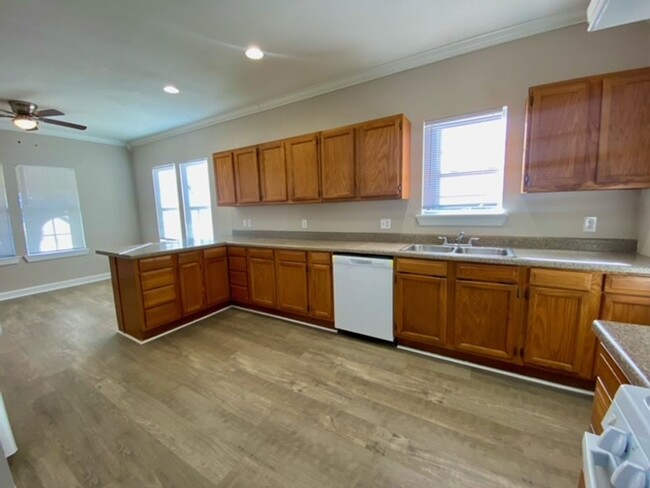 Foto del edificio - 3 Bedroom 2 Bath Remodeled Home in Broadmoor!