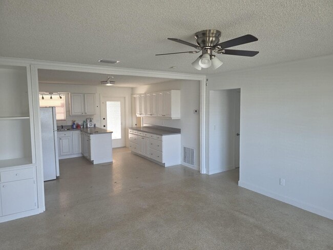 Building Photo - 1871 Palm Acres Dr