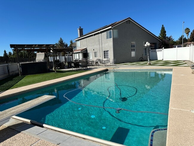 Foto del edificio - 14825 Harbor Ct