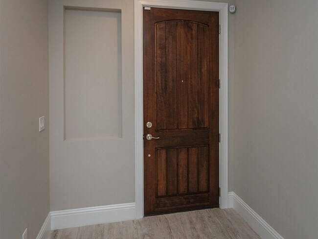 Building Photo - Chic Big City Inspired Brownstone