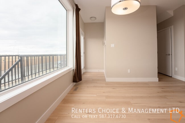 Building Photo - Less Than 10 Year Old, 2-Storey Main Floor...