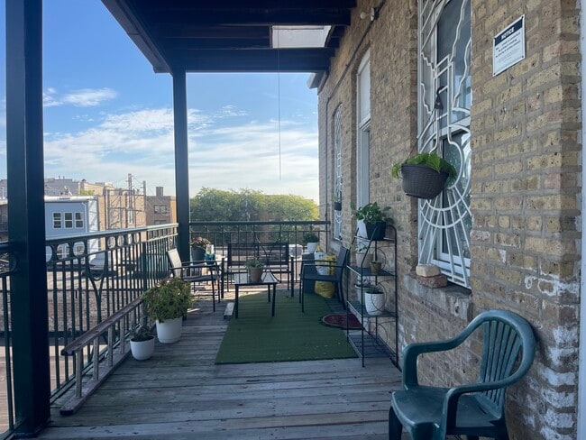 Foto del edificio - 3220 W Armitage Ave