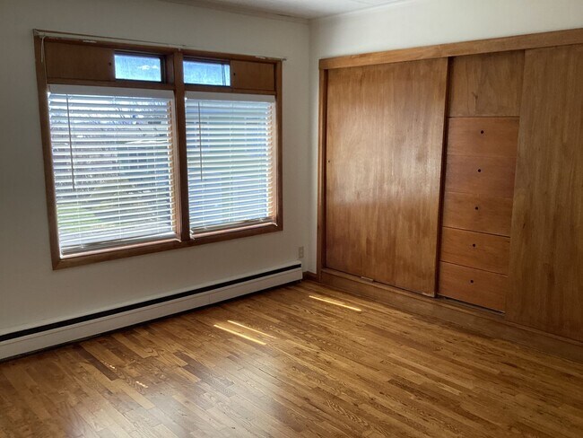 Foto del edificio - 2 Bed 1 Bath Duplex with Attached Garage