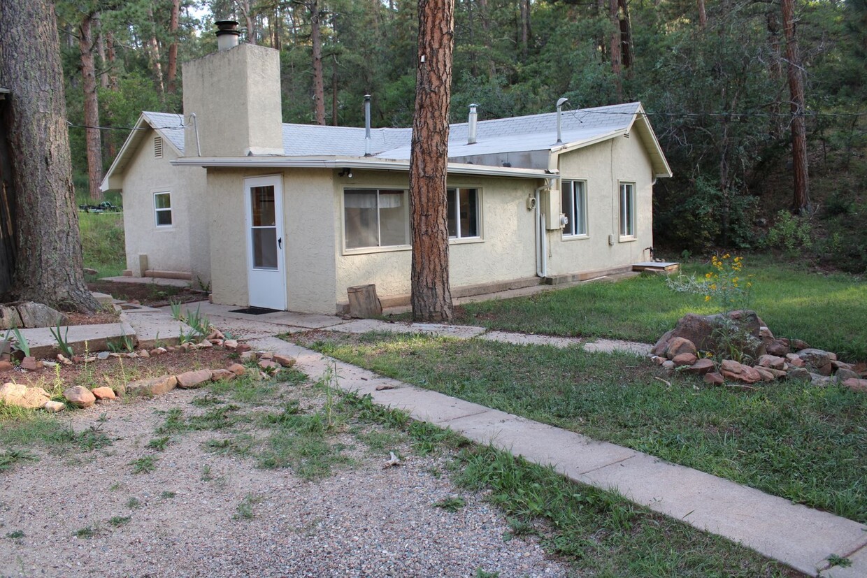 Primary Photo - Cozy Bungalow in Beulah