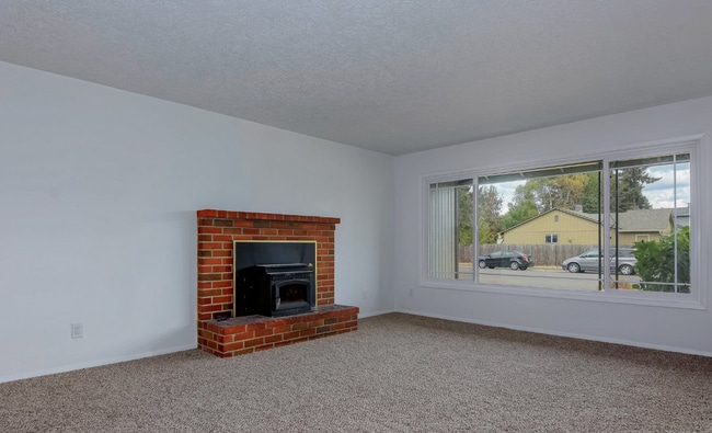 Building Photo - Lake Shore 3 Bedroom- Single Level!
