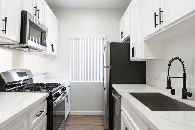 Interior Photo - 1620 South Bentley Ave