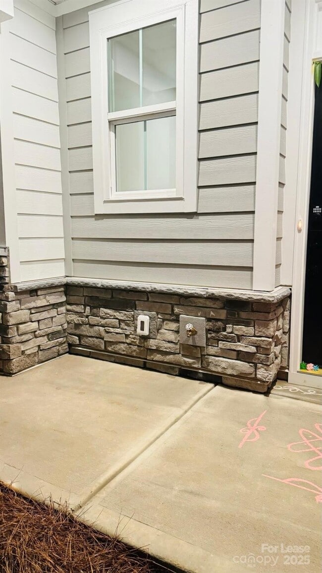 Building Photo - 9508 Munsing Dr