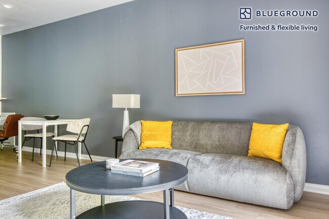 Foto del edificio - 8700 Pershing Dr
