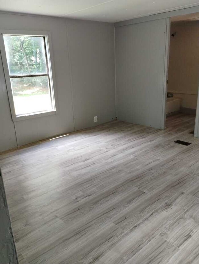 Building Photo - 2 Bed 1 bath mobile home