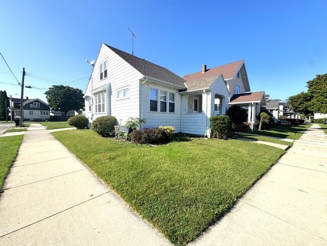 Building Photo - 1838 Holmes Ave