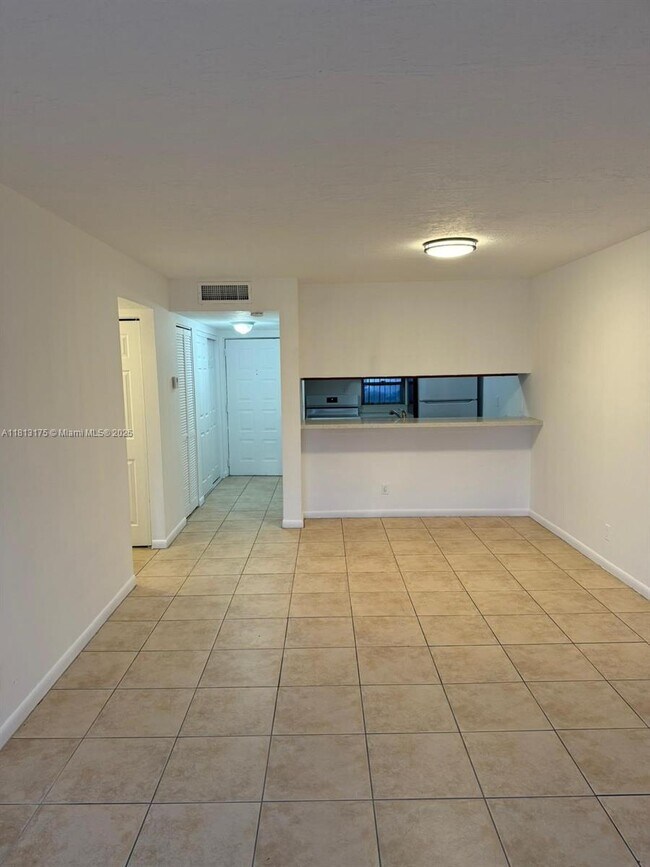 Foto del edificio - 8560 N Sherman Cir