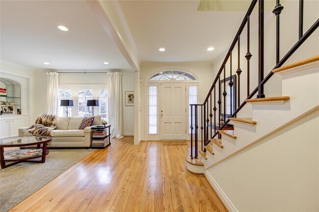 Foto del edificio - 2310 Briarglen Dr