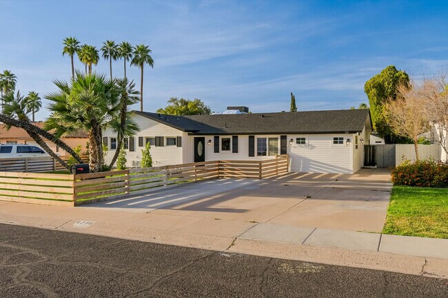 Foto del edificio - 5328 E Pinchot Ave