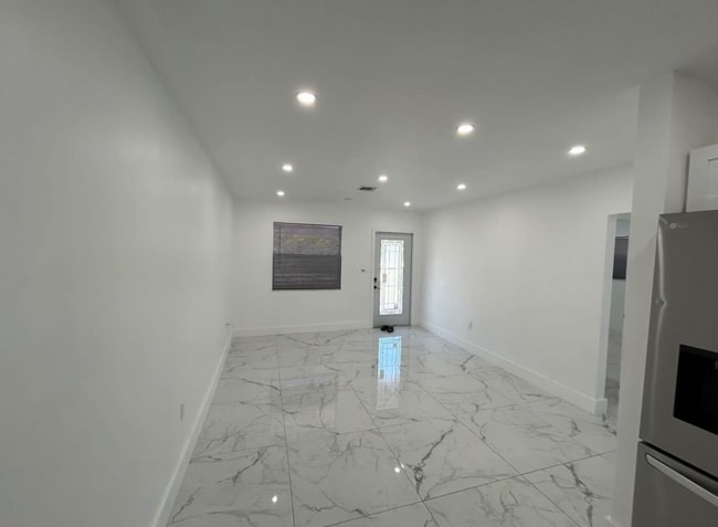 Building Photo - 4350 SW 62nd Ave