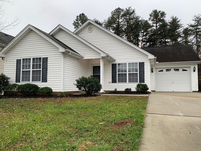 Building Photo - Charming 3-Bedroom Located in Greensboro