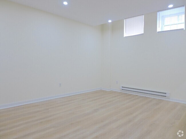 Building Photo - 458 Park Dr