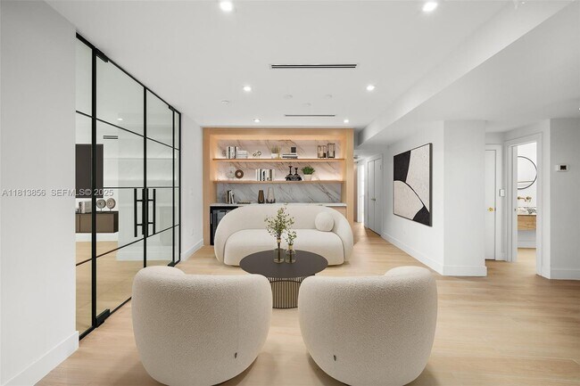 Foto del edificio - 5255 Collins Ave