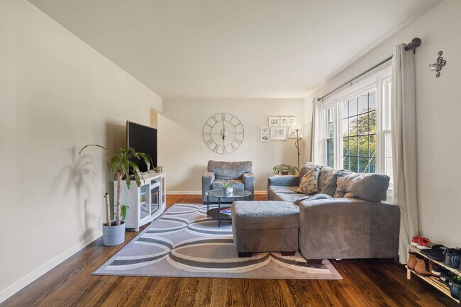 Living Room - 5525 Jahnke Rd