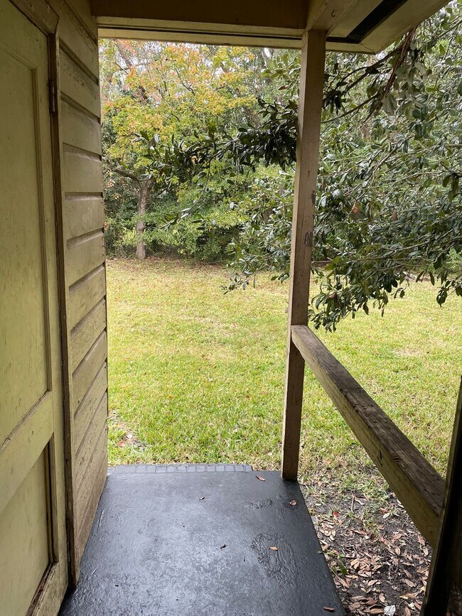 Building Photo - Quaint 3/1 Available Now!