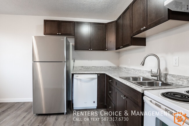 Building Photo - Spacious & Updated 4-Plex Unit with Lawn C...