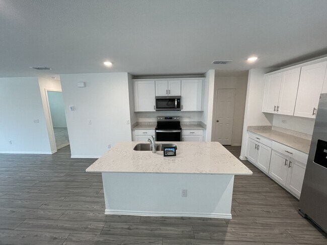 Building Photo - 825 Breakwater Dr