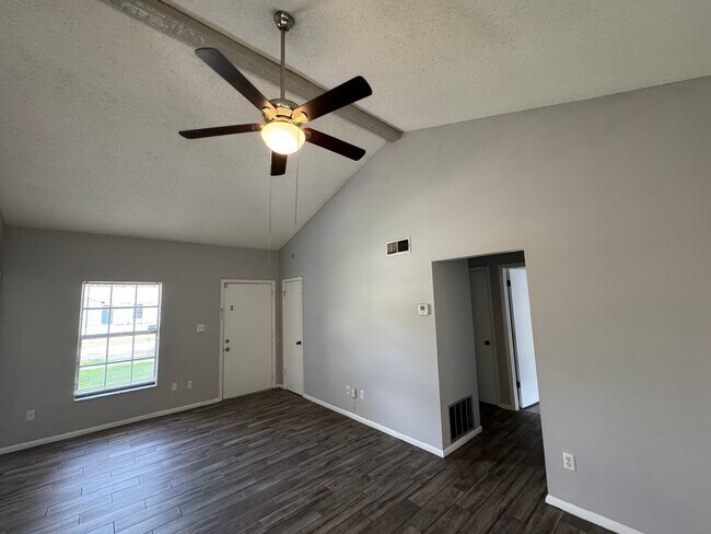 Building Photo - Beautiful 3/2 East Orlando Pool Home!