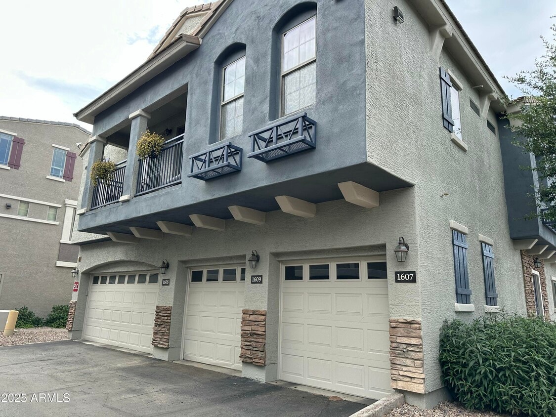 Foto principal - 2402 E 5th St
