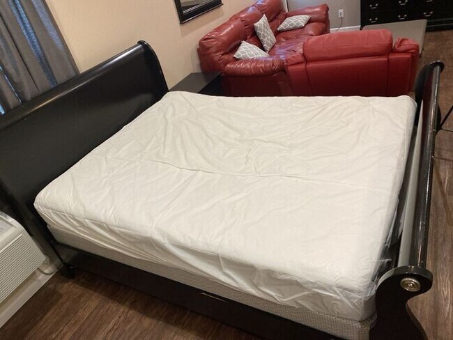 Building Photo - MUST SEE Studio FURNISHED Apartment! Avail...