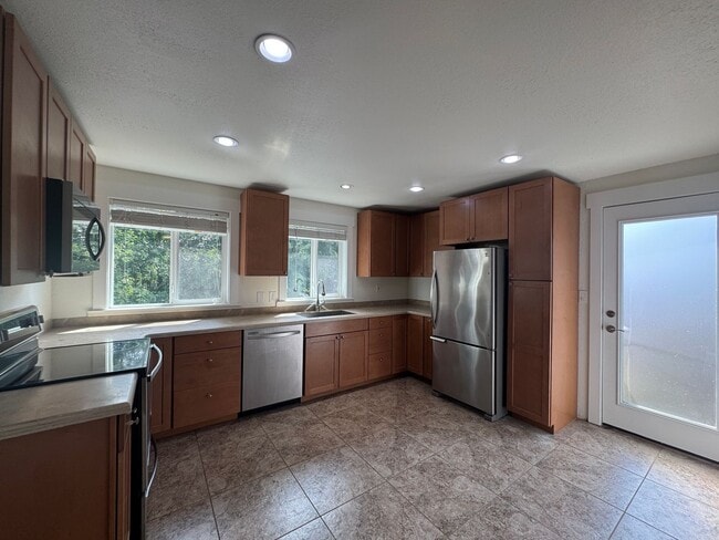 Building Photo - 2-Bedroom, 1-Bath Home with Spacious Layou...