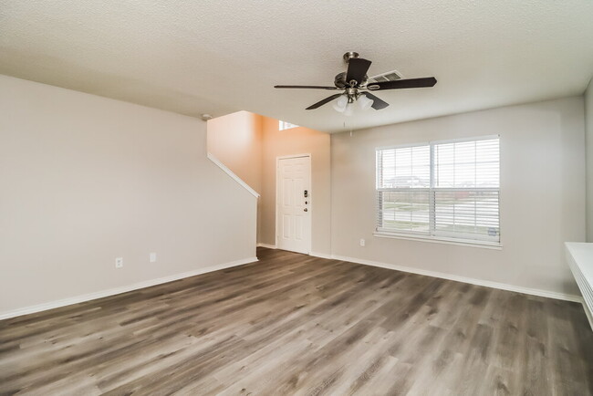 Building Photo - 618 Meadow Springs Dr