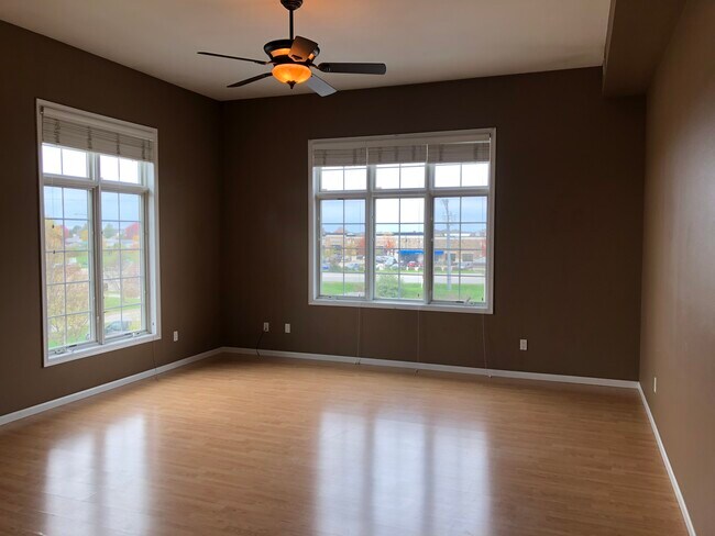 Livingroom - 420 Community Dr
