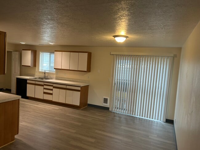 Building Photo - 933 NW Cains Rd