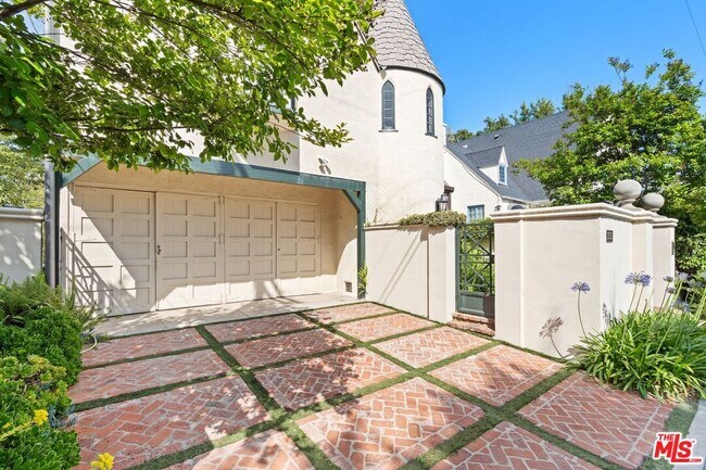 Building Photo - 2090 Mound St